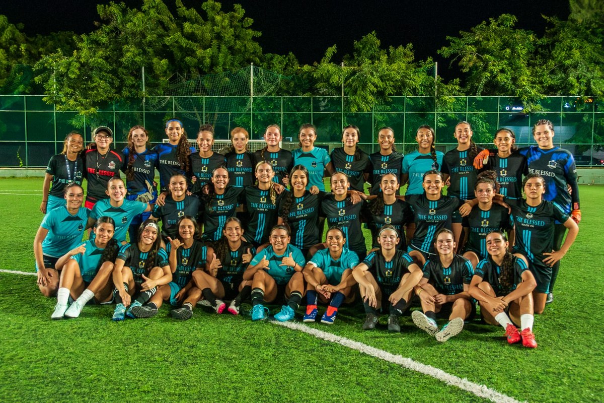 Elenco do The Blessed reunido para foto oficial